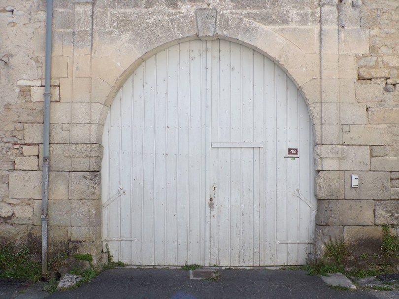 Bassac - Un porche daté '1722' route de Condé (27 mai 2024)