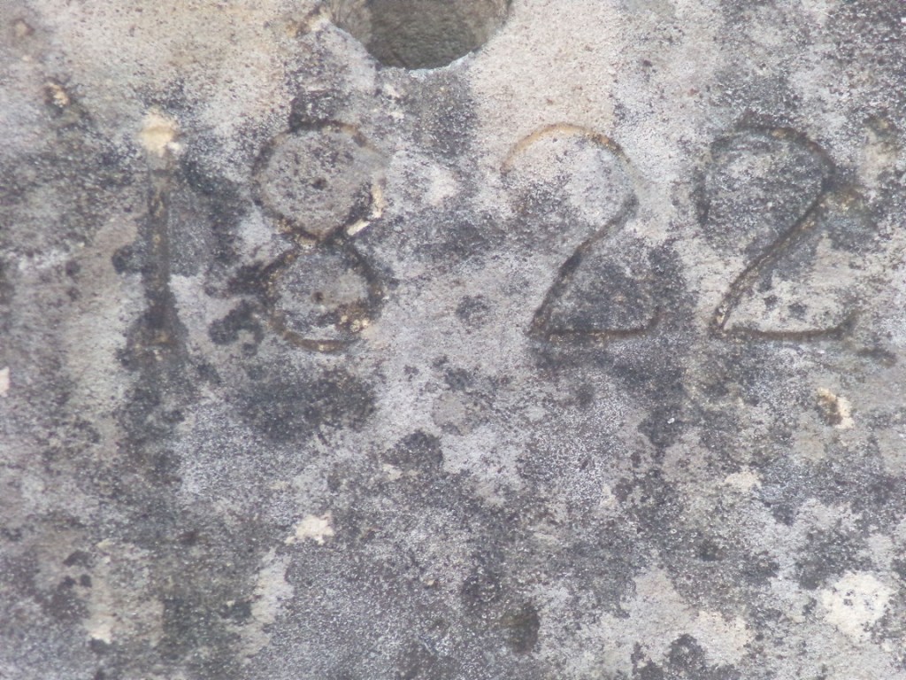 Foussignac - Un porche daté '1822' route de Vaux-Rouillac (27 mai 2024)