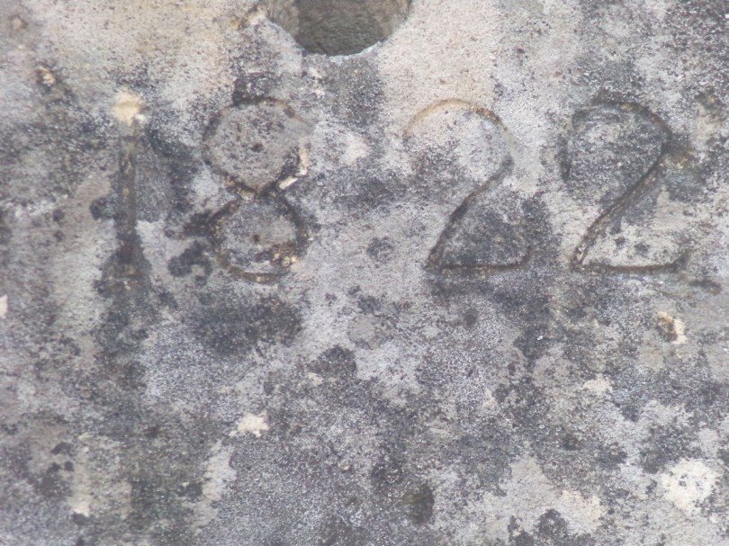 Foussignac - Un porche daté '1822' route de Vaux-Rouillac (27 mai 2024)