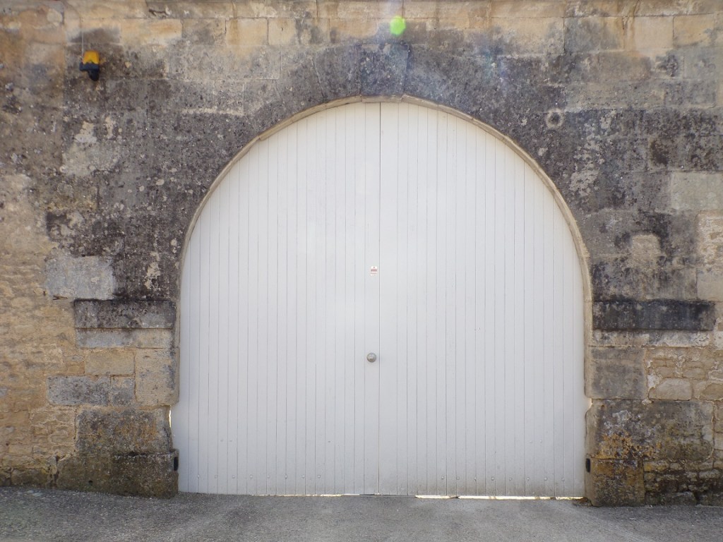 Foussignac - Un porche daté '1822' route de Vaux-Rouillac (27 mai 2024)