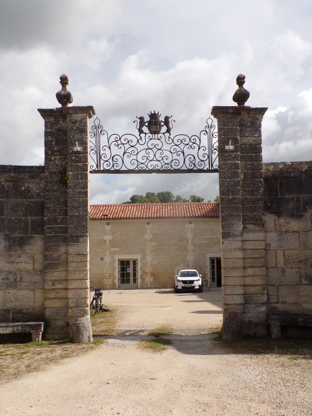 Gondeville – La mairie - La grille d'entrée (27 mai 2024)