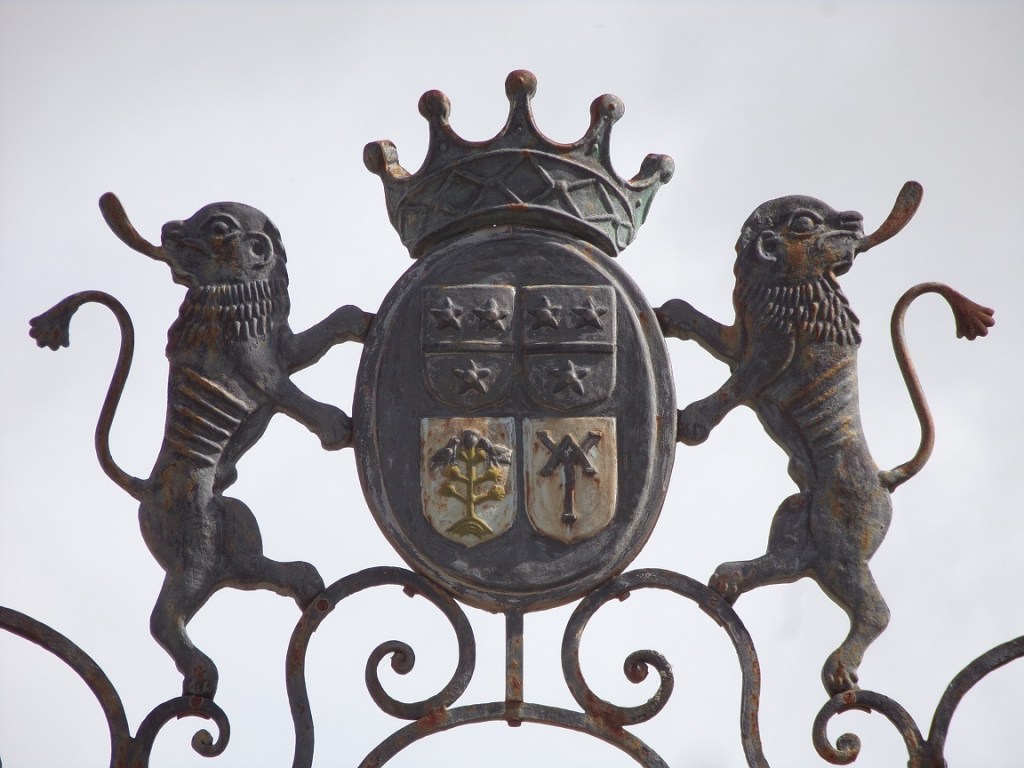 Gondeville – La mairie - L'écu de l'imposte de la grille d'entrée (27 mai 2024)