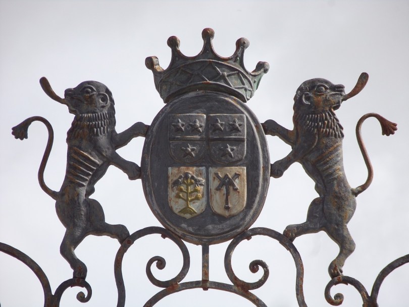 Gondeville – La mairie - L'écu de l'imposte de la grille d'entrée (27 mai 2024)