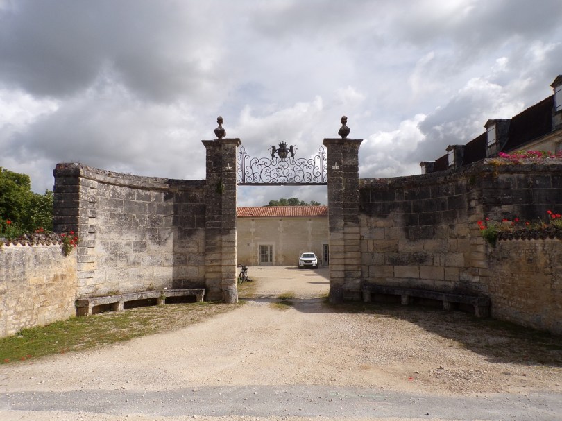 Gondeville – La mairie - L'entrée (27 mai 2024)