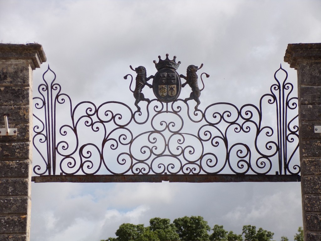 Gondeville – La mairie - L'imposte de la grille d'entrée (27 mai 2024)