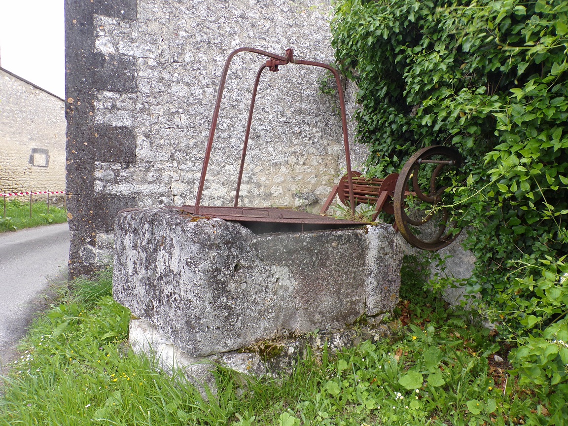 Saint-Fort-sur-le-Né - Le puits rue des Régniers (15 mai 2024)