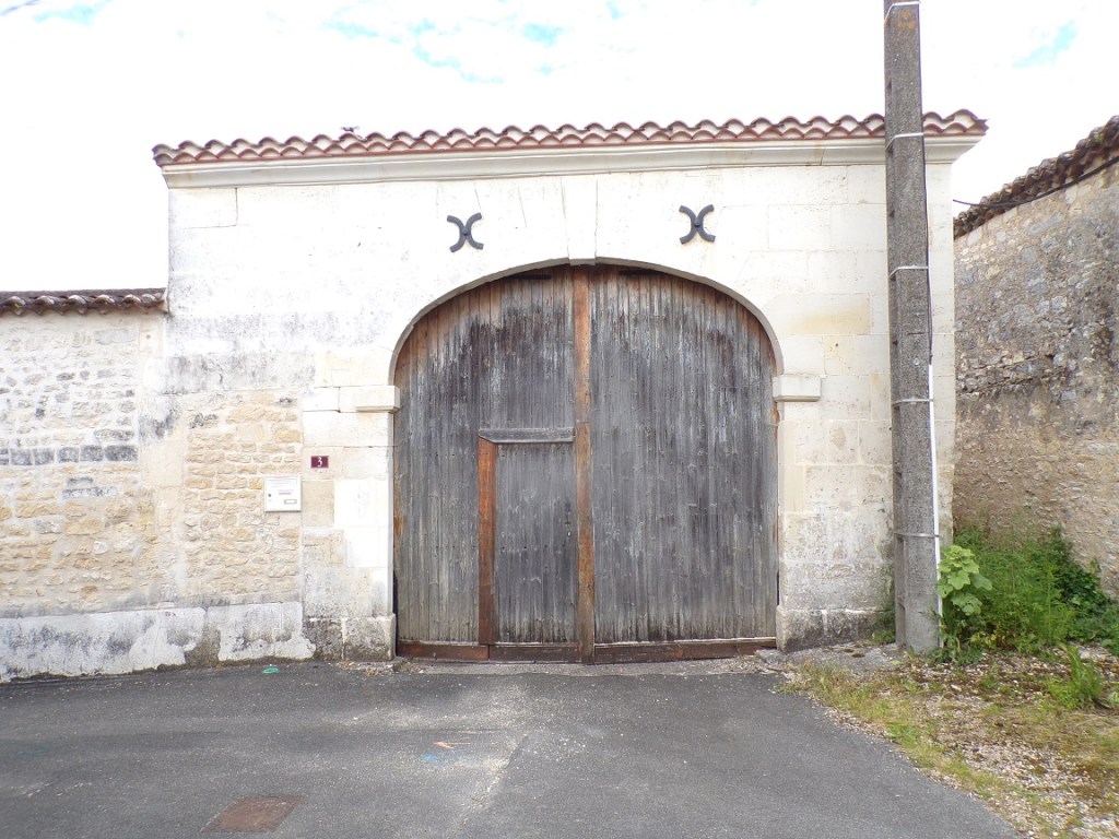 Saint-Simon - Un porche daté '1801' rue du Puits à Juac (27 mai 2024)