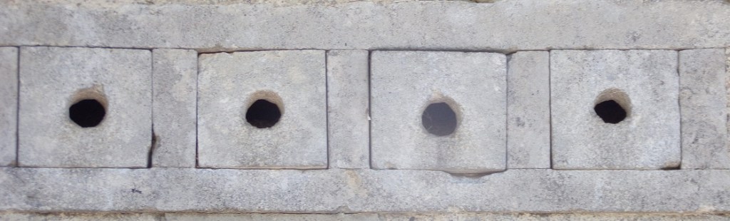 Salles d'Angles - 2 Chemin du Cot de Reigner - nichoirs d'hirondelles (9 mai 2024)