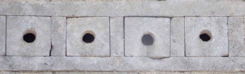 Salles d'Angles - 2 Chemin du Cot de Reigner - nichoirs d'hirondelles (9 mai 2024)