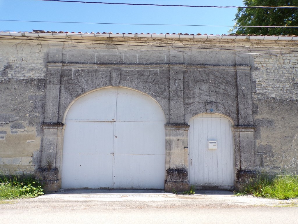 Salles d'Angles - 20 Rue de Taillandier - un portail (9 mai 2024)