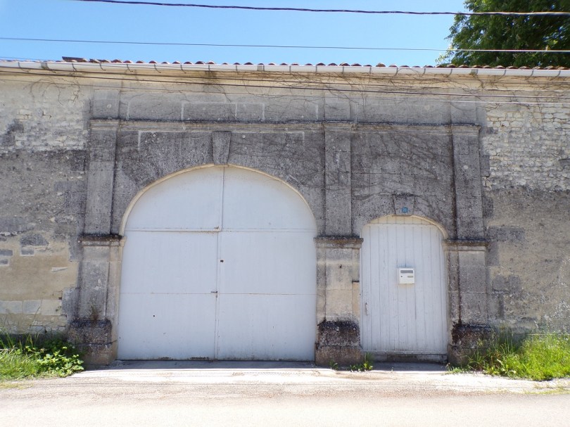 Salles d'Angles - 20 Rue de Taillandier - un portail (9 mai 2024)