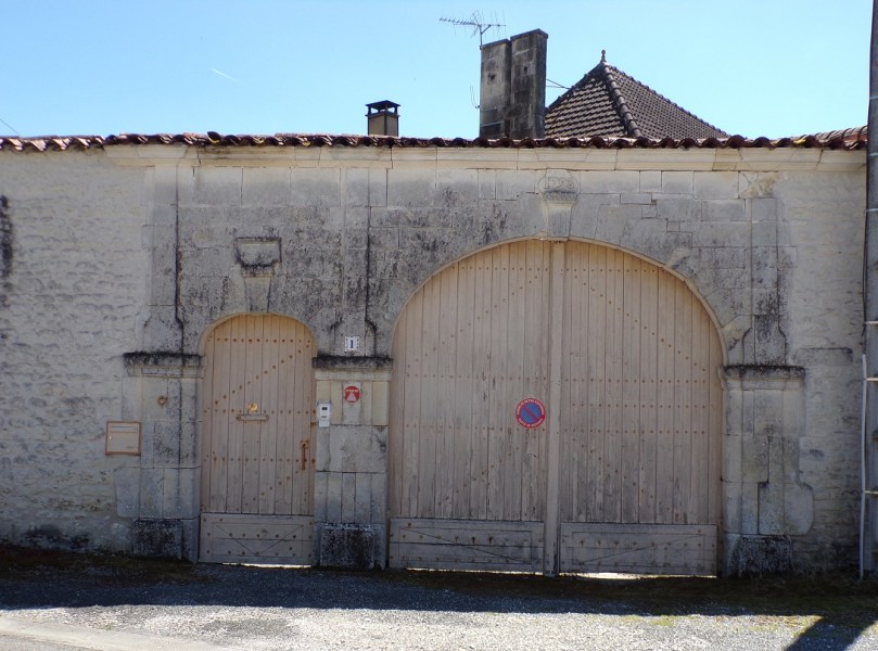 Salles d'Angles - Chemin de Broute Chèvre - un portail inscription 'Fait 1793' (9 mai 2024)