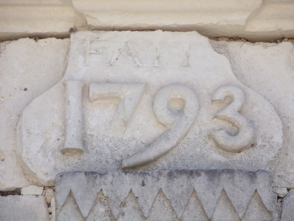 Salles d'Angles - Chemin de Broute Chèvre - un portail inscription 'Fait 1793' (9 mai 2024)