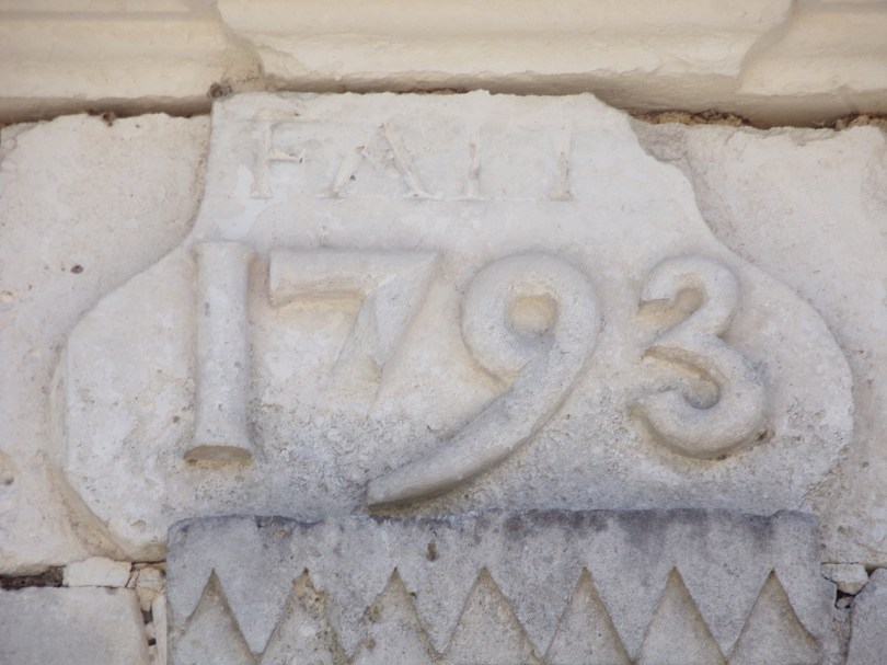 Salles d'Angles - Chemin de Broute Chèvre - un portail inscription 'Fait 1793' (9 mai 2024)