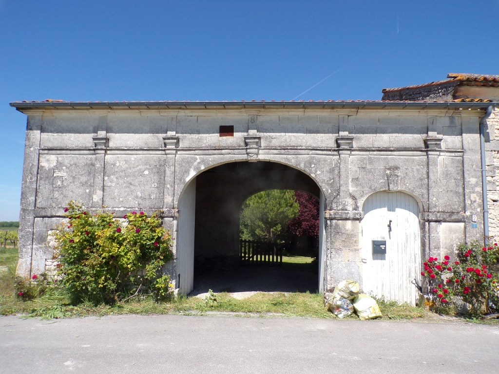 Salles d'Angles - Chemin de la Bonne Chauffe - Portail daté '1817' - (9 mai 2024)