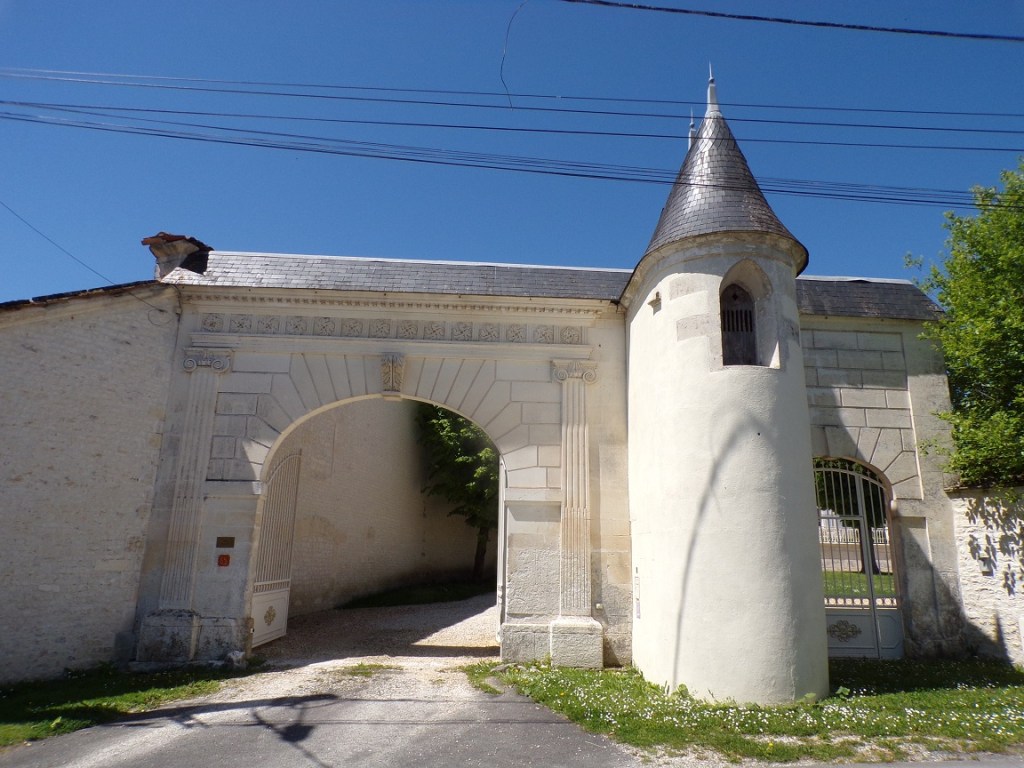 Salles d'Angles - Chemin de Saint-Martin - Ferme datée '1805' (9 mai 2024)