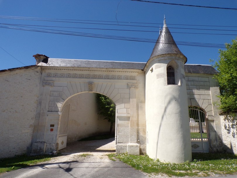 Salles d'Angles - Chemin de Saint-Martin - Ferme datée '1805' (9 mai 2024)
