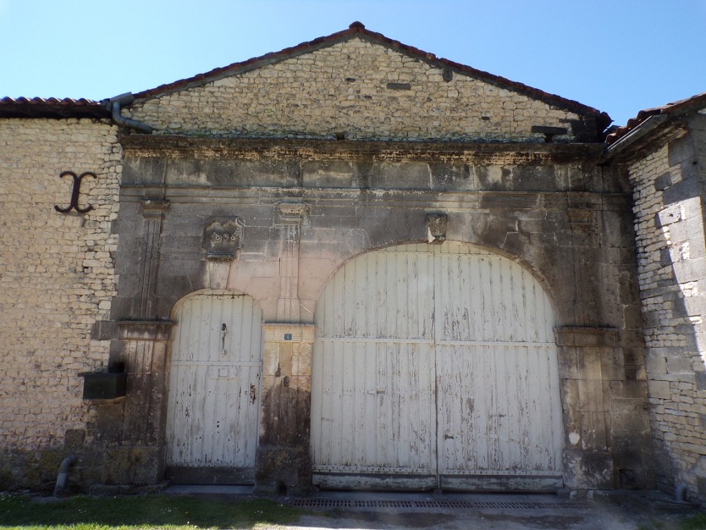 Salles d'Angles - Chemin du curé Vinconneau - Portail daté '1836' (9 mai 2024)