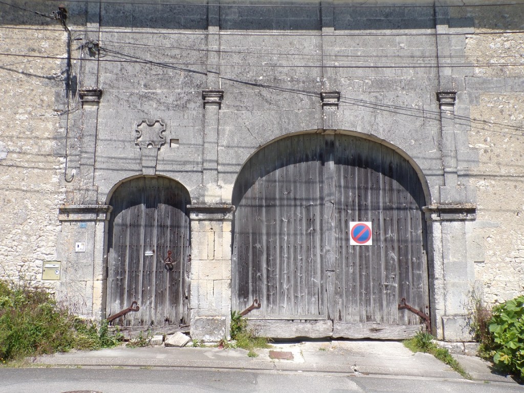 Salles d’Angles – Chemin de la Font Bourreau - Un porche inscription '1818' (9 mai 2024)