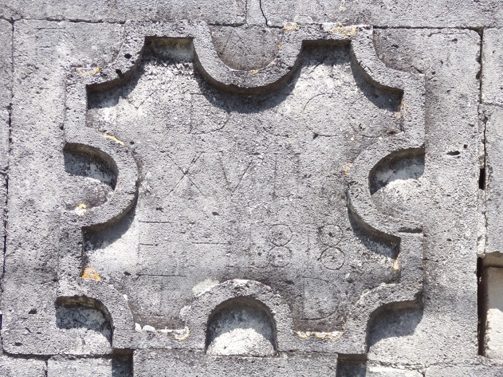 Salles d’Angles – Chemin de la Font Bourreau - Un porche inscription '1818' (9 mai 2024)