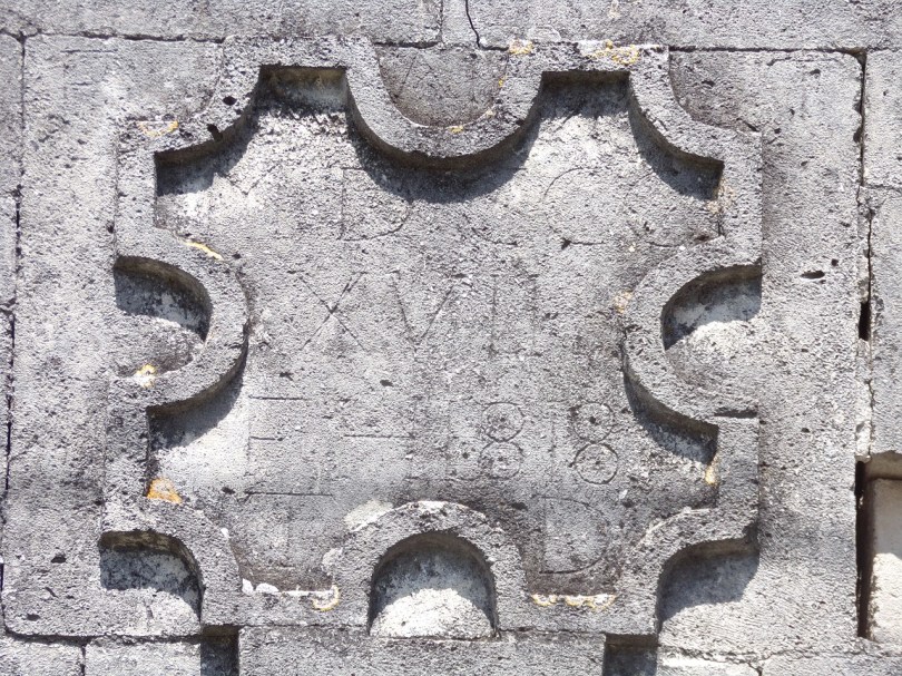 Salles d’Angles – Chemin de la Font Bourreau - Un porche inscription '1818' (9 mai 2024)
