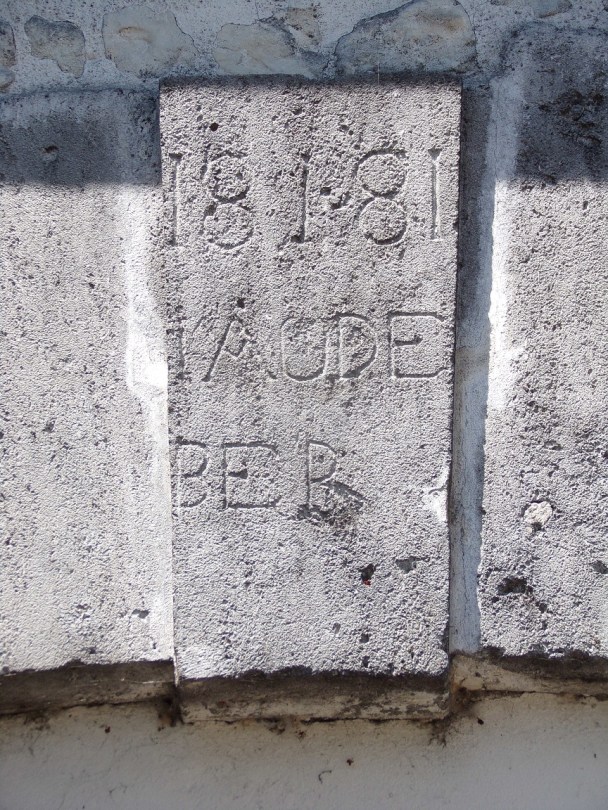 Salles d’Angles – Rue de la Grande-Champagne - Un portail inscription '1818 Audeber' (9 mai 2024)