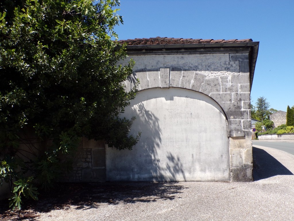 Salles d’Angles – Rue de la Grande-Champagne - Un portail inscription '1818 Audeber' (9 mai 2024)