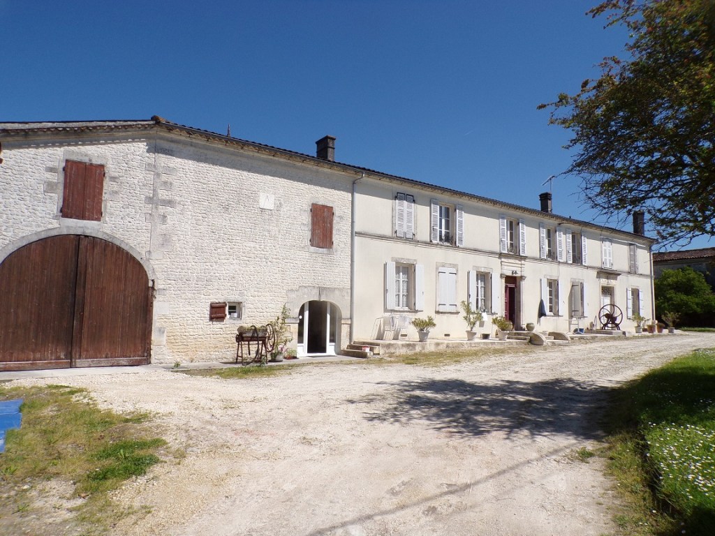 Salles d'Angles - route de Pruneau - Logis Pierre Jean avec porte datée '1851' - (9 mai 2024)