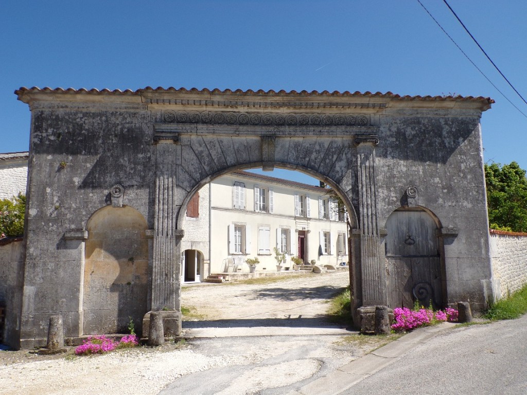 Salles d'Angles - route de Pruneau - Logis Pierre Jean avec porte datée '1851' - (9 mai 2024)
