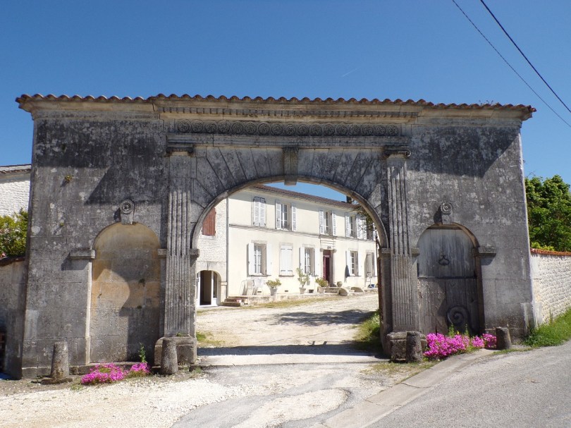 Salles d'Angles - route de Pruneau - Logis Pierre Jean avec porte datée '1851' - (9 mai 2024)