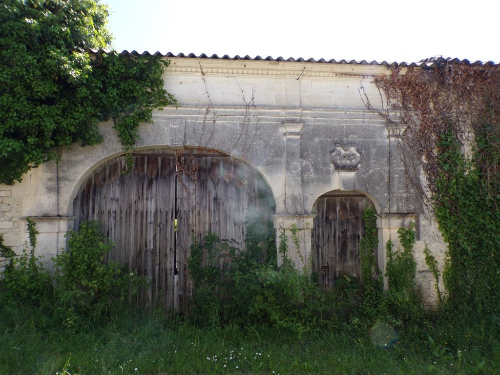 Salles d'Angles - route de Pruneau - Portail daté '1839' - (9 mai 2024)