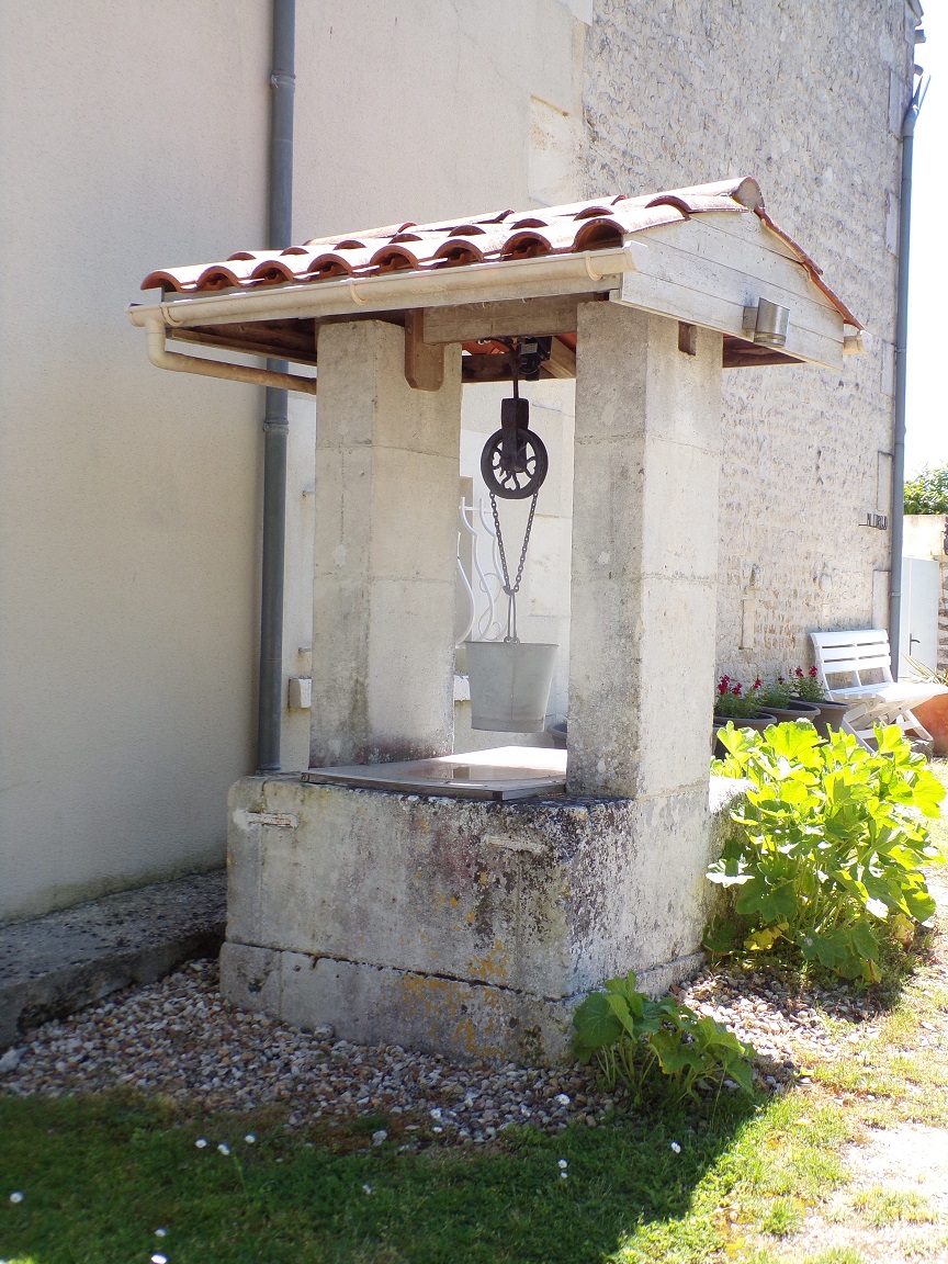 Salles d'Angles - Rue de Broute Chèvre - un puits (9 mai 2024)