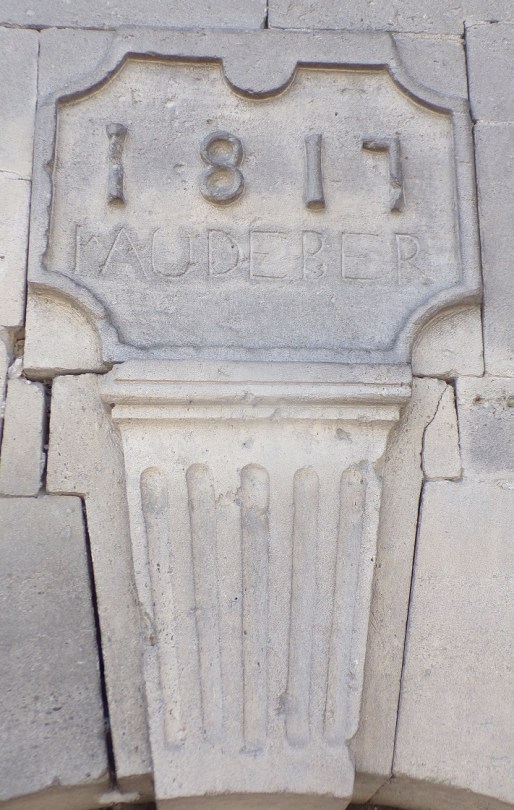 Salles d'Angles - Rue de la Grande-Champagne - un portail inscription '1817 - L'Audeber' (9 mai 2024)