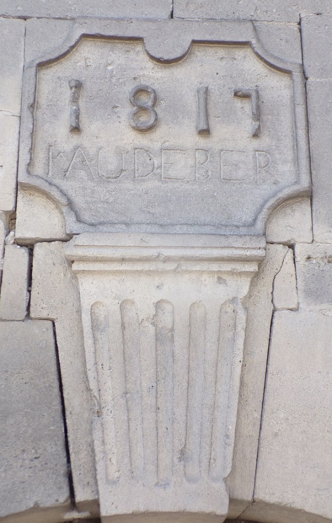 Salles d'Angles - Rue de la Grande-Champagne - un portail inscription '1817 - L'Audeber' (9 mai 2024)