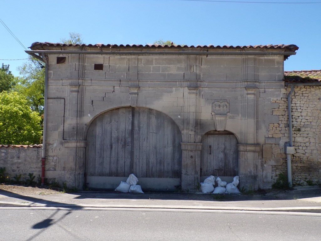 Salles d'Angles - Rue de la Grande-Champagne - un portail inscription '1817 - L'Audeber' (9 mai 2024)