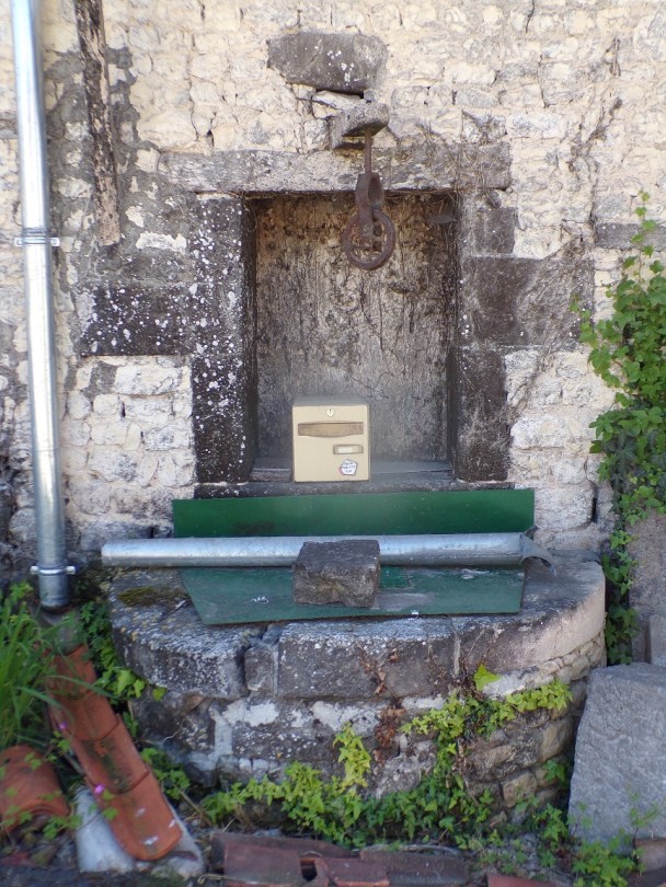 Salles d'Angles - Rue de la Grande-Champagne - Un puits (9 mai 2024)