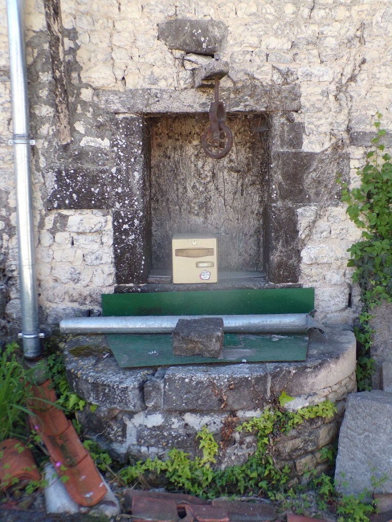 Salles d'Angles - Rue de la Grande-Champagne - Un puits (9 mai 2024)