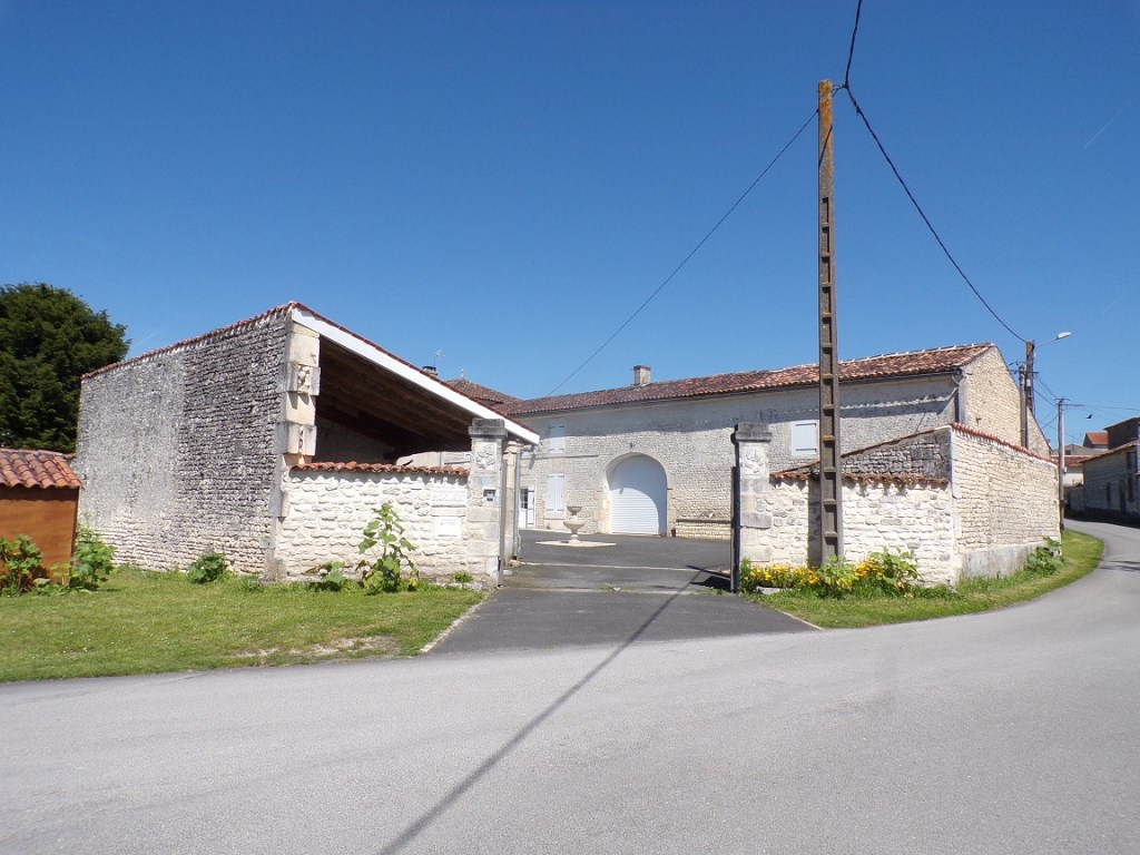 Salles d'Angles - rue des Mortemer n°2 - Portail 'BM La Lande Roy' (9 mai 2024)