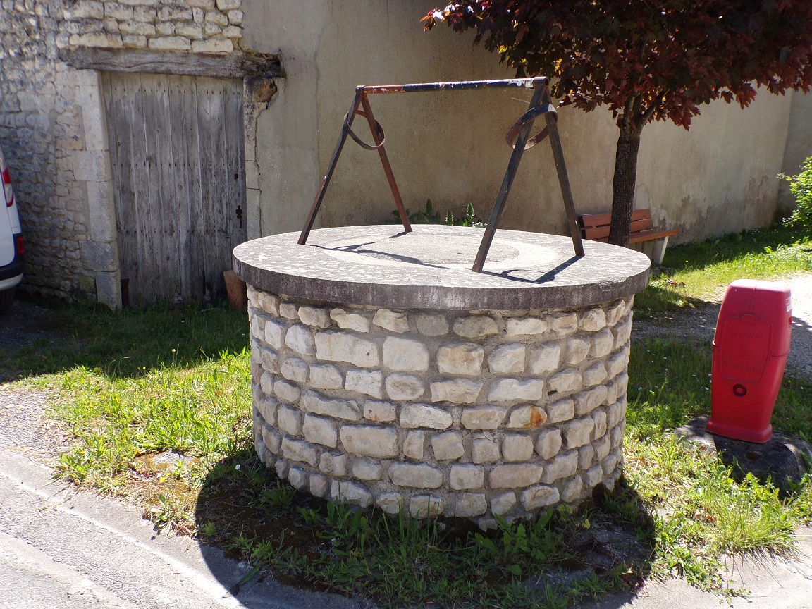 Salles d'Angles - Rue des Mortemer - un puits (9 mai 2024)