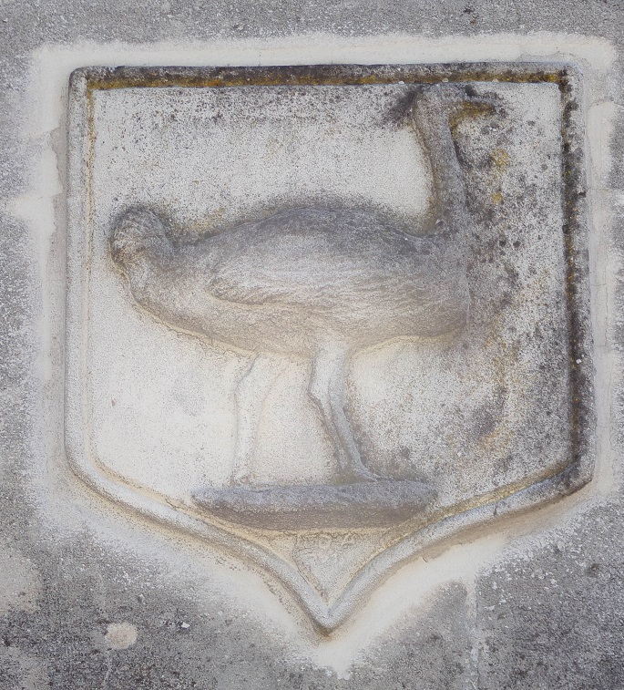 Salles d'Angles - Rue des Trois Ormeaux - portail avec son autruche (9 mai 2024)