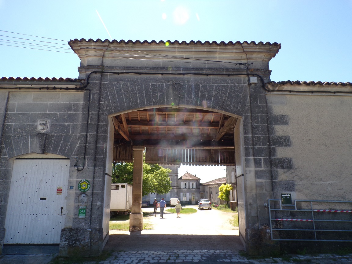 Salles d'Angles - Rue des Trois Ormeaux - portail avec son autruche (9 mai 2024)