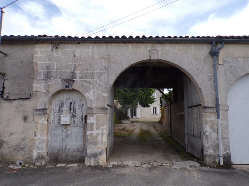 Triac-Lautrait - Porche daté '1719' - rue de l'Abreuvoir (27 mai 2024)