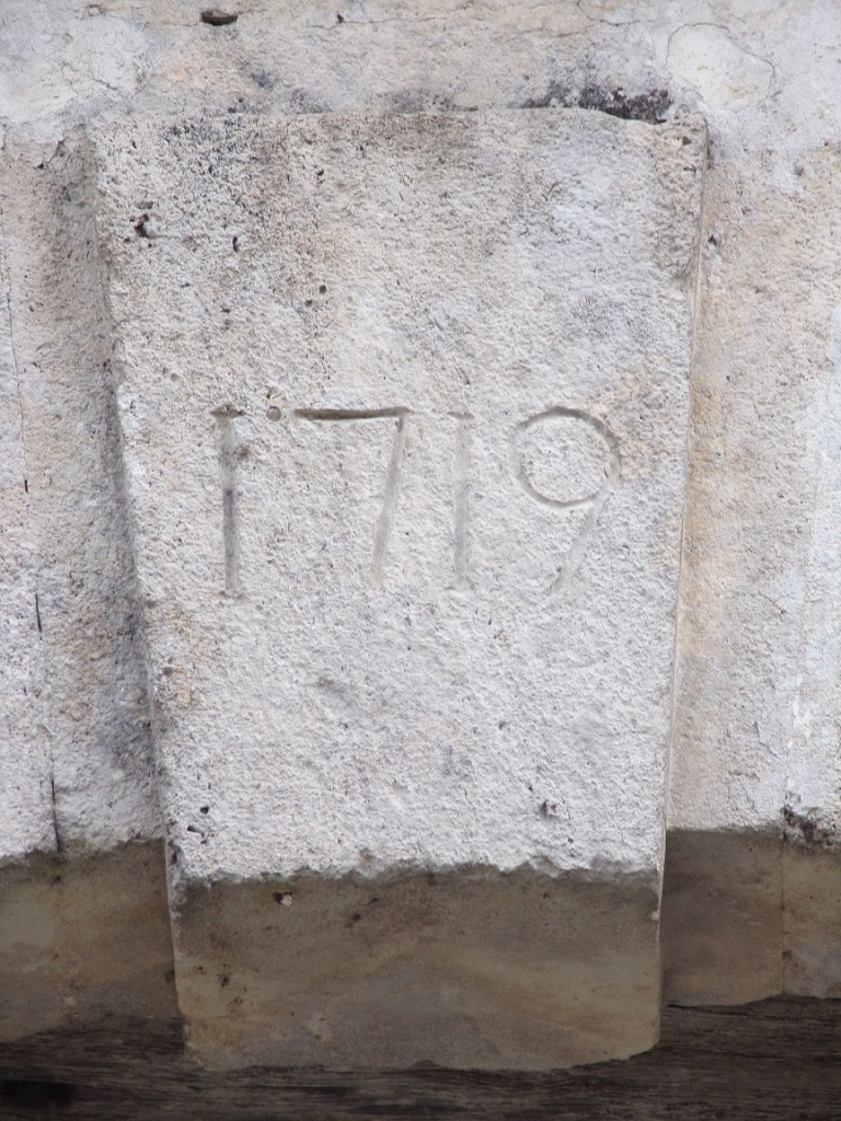 Triac-Lautrait - Porche daté '1719' - rue de l'Abreuvoir (27 mai 2024)