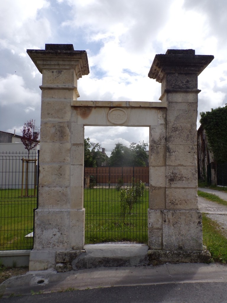 Verrières - Ferme - entrée d'une ancienne ferme datée '1706' (15 mai 2024)