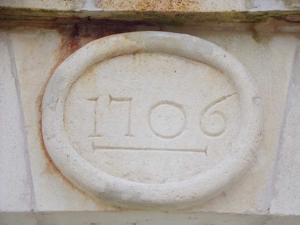 Verrières - Ferme - entrée d'une ancienne ferme datée '1706' (15 mai 2024)