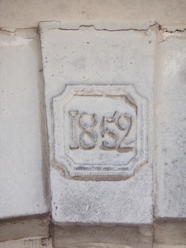 Ambleville - Porche daté '1852' Chez Rougeon (25 juin 2024)