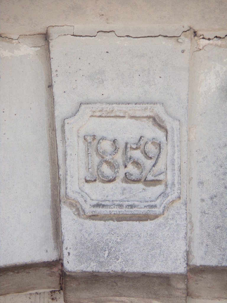 Ambleville - Porche daté '1852' Chez Rougeon (25 juin 2024)