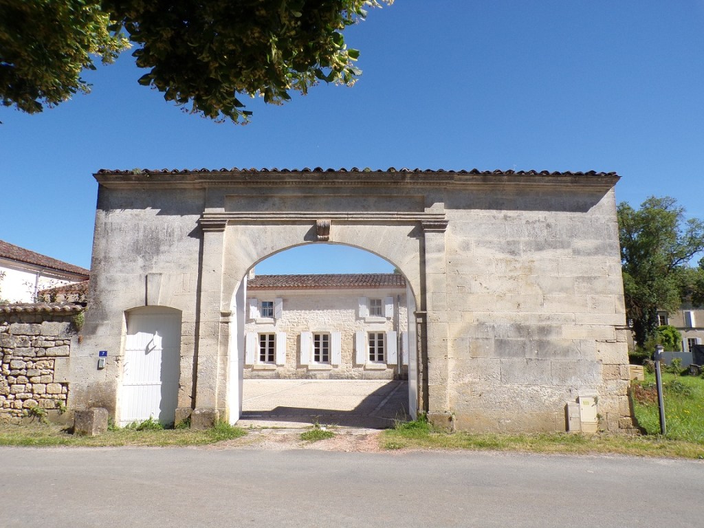 Angeac-Charente – Porche daté '1855' (10 juin 2024)