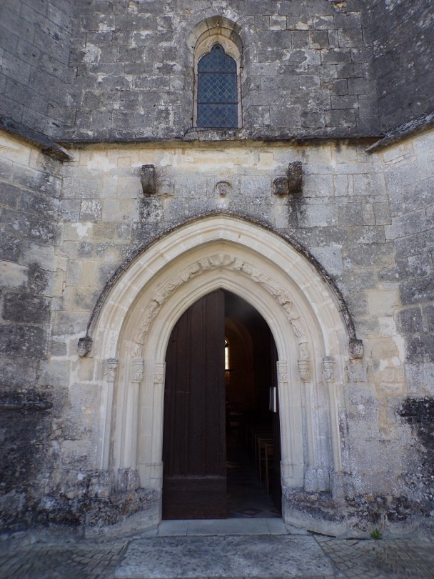 Germignac – L’église Saint-Pierre - L'entrée (5 juin 2024)