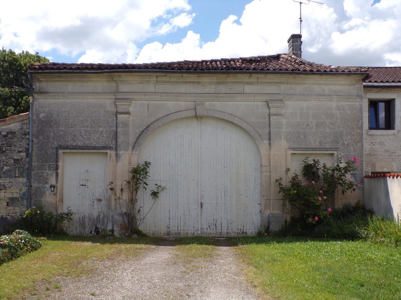Nercillac - Un porche daté '1881' (19 juin 2024)